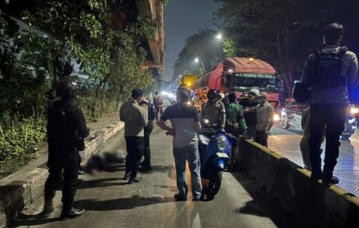 Brimob Metro Jaya Evakuasi Korban Laka di Jalur Trans Jakarta