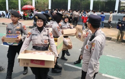 Pelayanan Humanis di DPR, Polisi Bagikan Konsumsi kepada Massa Aksi