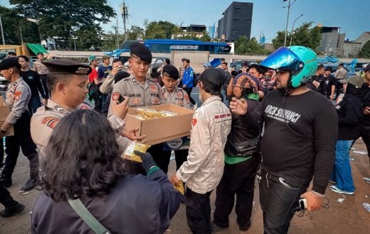 Polisi dan Buruh dalam Suasana Humanis, Makanan Dibagikan Saat Peserta Beristirahat
