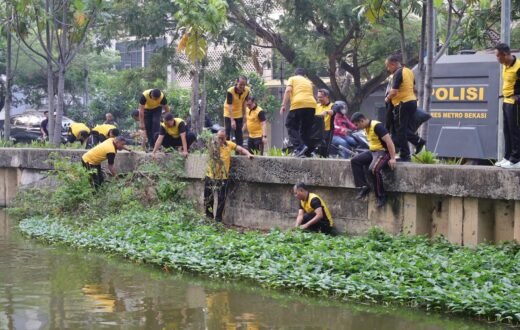 Polres Metro Bekasi Kota Bersihkan Eceng Gondok di Kali Baru, Warga Diimbau Waspada Banjir dan DBD