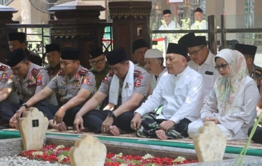 Kapolri Suyudi Ario Seto Ziarah ke Makam Gus Dur, Perkuat Silaturahmi dengan Ulama